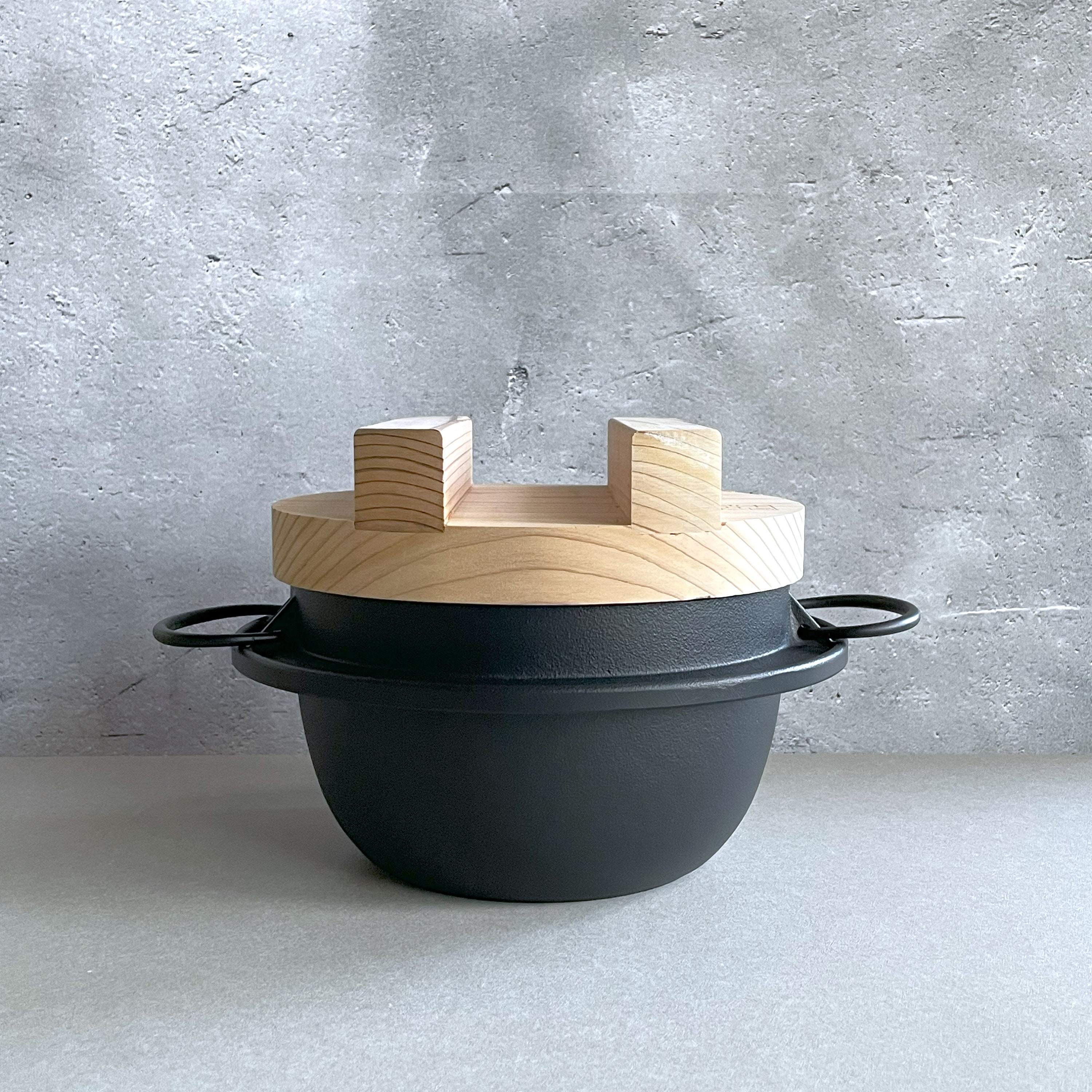 Japanese Rice Pot RiceCooker Pot Ironworks 2L Wooden lid Cast iron Pot