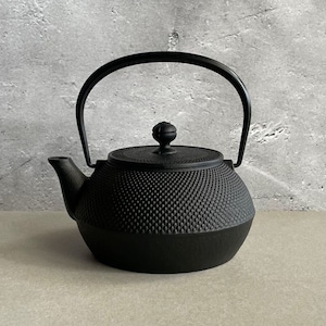 Japanese Cast Iron Kettle Arare 0.9L / 30.4oz (IH Compatible) Black | Japanese Authentic Nanbu Tetsubin | No enamel-coated