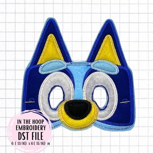 Puede incluir: Máscara de perro de fieltro azul, amarillo y gris con ojos negros. La máscara mide 17,1 cm por 17,1 cm. Archivo de bordado DST para bordar en el aro.