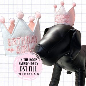 Könnte beinhalten: Zwei Filz-Geburtstagskronen mit rosa Akzenten und dem Text "BIRTHDAY GIRL". Eine Krone ist weiß mit rosa Besatz, die andere ist rosa. Die Kronen werden mit einer schwarzen Hundestatue gezeigt. Der Text lautet: "IN THE HOOP EMBROIDERY DST FILE 26.04 cm x 8.10 cm".