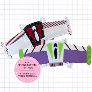 Peut inclure: Deux accessoires de costume jetpack en tissu avec bretelles. L'un présente des panneaux blancs, violets et vert citron avec des accents rouges. L'autre a un motif rayé noir, rouge et blanc avec des étoiles. Le texte indique : PDF SEWING PATTERN FOR KIDS STEP BY STEP VIDEO TUTORIAL.