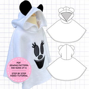 Może przedstawiać: Białe ponczo z kapturem, czarnymi uszami myszy i czarną grafiką twarzy z oczami i ustami. Różowa etykieta zawiera napis PDF SEWING PATTERN KID SIZES 2T-6 STEP BY STEP VIDEO TUTORIAL. Dwa czarno-białe rysunki liniowe przedstawiają wzór wykroju.