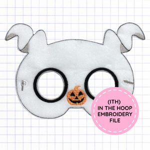 Puede incluir: Una máscara de fantasma de fieltro blanco con dos orificios para los ojos bordados en negro y una pequeña calabaza naranja centrada entre los ojos. Un gráfico circular rosa superpuesto incluye el texto (ITH) IN THE HOOP EMBROIDERY FILE.