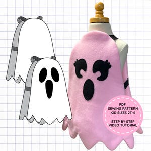 Puede incluir: Una capa de disfraz de fantasma rosa con ojos y boca de fieltro negro, exhibida en un maniquí. Al lado hay una ilustración gráfica de un fantasma blanco. Una insignia rosa circular contiene el texto: PDF SEWING PATTERN KID SIZES 2T-6 STEP BY STEP VIDEO TUTORIAL.