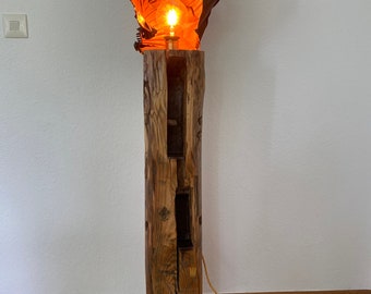 Stand Licht Objekt. Antiker Holzbalken mit Metall. Unikat