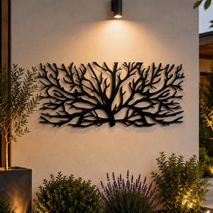 Può includere: Un'opera d'arte da parete in metallo nero che raffigura la silhouette intricata di rami d'albero che si diramano con numerosi rami sottili e interconnessi. Il design è simmetrico e ampio, montato su una parete esterna chiara.