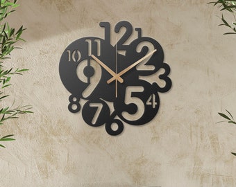 Nummerierte schwarze Metallwanduhr, moderne geometrische Uhr