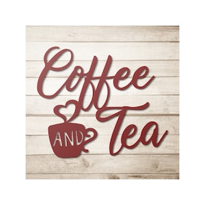 Puede incluir: Un letrero de metal burdeos con las palabras "Coffee and Tea" en fuente cursiva. La palabra "Coffee" est&aacute; encima de una taza de caf&eacute; estilizada con vapor en forma de coraz&oacute;n. Sobre un fondo de madera clara.