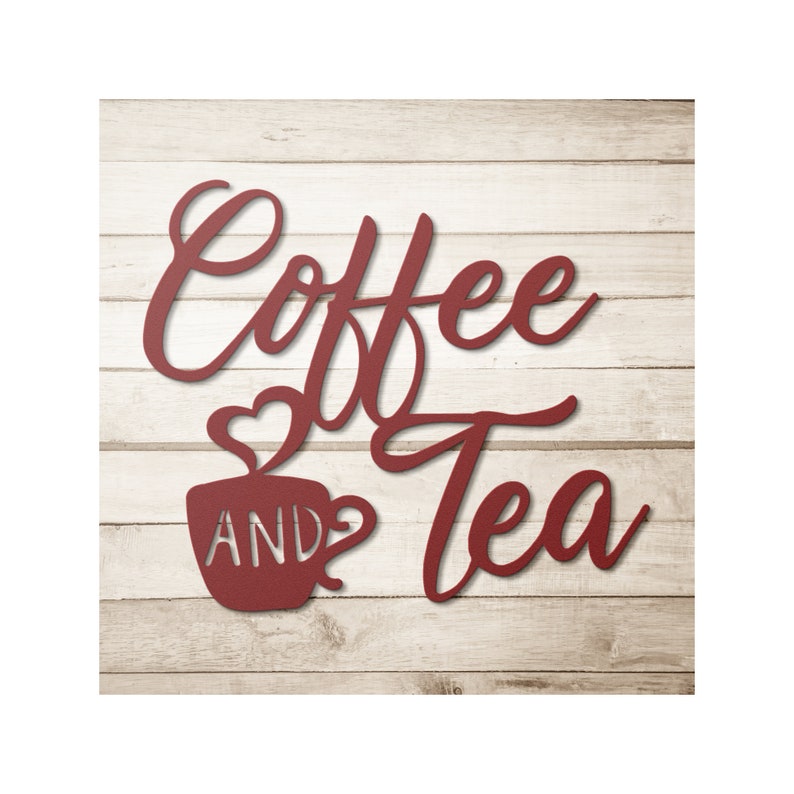 Puede incluir: Un letrero de metal burdeos con las palabras "Coffee and Tea" en fuente cursiva. La palabra "Coffee" est&aacute; encima de una taza de caf&eacute; estilizada con vapor en forma de coraz&oacute;n. Sobre un fondo de madera clara.
