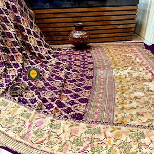 Puede incluir: Un juego de tres tazas de cerámica con un acabado moteado y mate. Las tazas son de color crema, gris claro y gris oscuro. Cada taza tiene un diseño simple y minimalista.