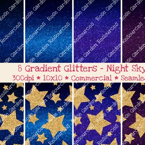 Op de afbeelding: Acht naadloze digitale papierpatronen met een gradiëntglitterachtergrond met gouden glittersterren. De gradiëntachtergronden zijn blauw naar donkerblauw en paars naar donkerpaars. De tekst "8 Gradient Glitters - Night Sky 300dpi 10x10 Commercial Seamless" staat bovenaan de afbeelding.