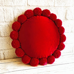 Rood fluwelen kussen pompom: decoratief bohokussen