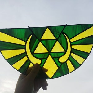 Patrón de vidriera con escudo de héroe