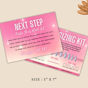 Op de afbeelding: Twee roze kaarten voor het bestellen en opmeten van nagelsets. De kaart "Next Step" zegt "Order Your Nail Set" en bevat instructies. De kaart "Sizing Kit" heeft nagelvorm- en maatgidsen. De kaarten zijn 12,7 cm x 17,8 cm groot.