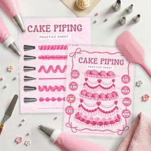 Puede incluir: Dos hojas de práctica de decoración de pasteles en color rosa con instrucciones impresas e ilustraciones de técnicas de glaseado. Las hojas están rodeadas de boquillas de metal, mangas pasteleras rosas, una espátula de silicona rosa, una espátula acodada de metal y pequeñas flores.