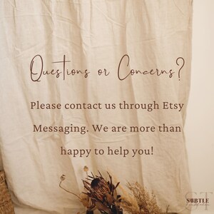 Puede incluir: Fondo beige con el texto "&iquest;Preguntas o inquietudes?" y "Por favor, cont&aacute;ctenos a trav&eacute;s de la mensajer&iacute;a de Etsy. &iexcl;Estamos m&aacute;s que felices de ayudarlo!" Flores secas decorativas en la parte inferior.