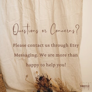 Może przedstawiać: Białe tło z tkaniny z tekstem "Questions or Concerns? Please contact us through Etsy Messaging. We are more than happy to help you!" w brązowym kolorze. Tekst jest wyśrodkowany na tkaninie. W prawym dolnym rogu obrazu znajdują się suszone kwiaty.