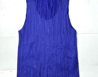 Camiseta sin mangas plisada de Issey Miyake con estampado de pliegues