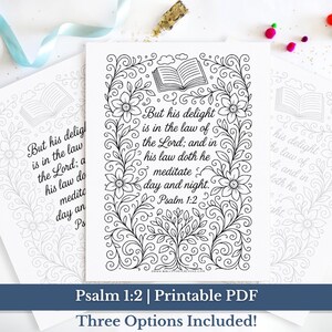 Può includere: Tre stampe artistiche PDF stampabili con il versetto biblico Salmo 1:2. Ogni stampa ha un diverso design a bordo floreale. Il testo recita: «Ma il suo diletto è nella legge del Signore, e nella sua legge medita giorno e notte.»