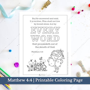 Op de afbeelding: Een zwart-witte printbare kleurplaat met een meisje met een bril dat een boek vasthoudt. De pagina bevat de Bijbeltekst "Elk woord dat uit de mond van God voortkomt." uit Mattheüs 4:4.