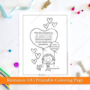 Puede incluir: Una página para colorear imprimible en blanco y negro con una niña sosteniendo un globo en forma de corazón con el texto "Mas Dios muestra su AMOR para con nosotros, en que siendo aún pecadores, Cristo murió por nosotros." También se incluye el texto "Romanos 5:8".