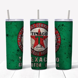 Puede incluir: Un vaso de acero inoxidable verde con un logotipo vintage de Texaco que presenta una estrella roja y el texto "Texaco" y "Motor Oil".