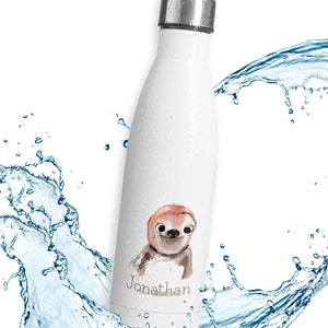 Könnte beinhalten: Eine weiße Wasserflasche aus Edelstahl mit einer Aquarell-Illustration eines Faultiers und dem Namen "Jonathan" auf der Vorderseite. Die Flasche ist von einem Wasserspritzern umgeben.