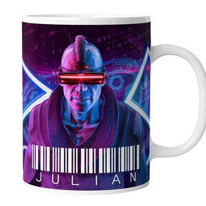 Könnte beinhalten: Weiße Keramiktasse mit einem farbenfrohen Design, das eine Person mit futuristischen Brillen und einem Barcode mit dem darunter gedruckten Wort "JULIAN" zeigt. Der Hintergrund ist ein lila und blauer Farbverlauf mit digitalen Mustern.