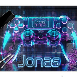 Könnte beinhalten: Ein rechteckiges Wandbild aus Glas mit einem Videospiel-Controller im Neon-Stil in Blau- und Violetttönen. Auf dem Controller steht der Text LEVEL UP. Unter dem Controller ist der Name JONAS in leuchtend blauen Buchstaben zu sehen.