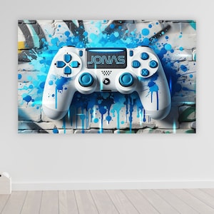 Könnte beinhalten: Ein weißer PlayStation-Controller mit blauen Akzenten und blauen Farbstichen auf einem Hintergrund aus Backsteinmauer. Der Controller trägt den Namen "JONAS".