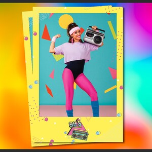 Puede incluir: Un accesorio de cabina de fotos amarillo y azul con temática de los 90. El accesorio presenta a una mujer con leggings rosas y una diadema rosa sosteniendo una radio de cassette. El texto "90's" está en un triángulo con una radio de cassette dentro.