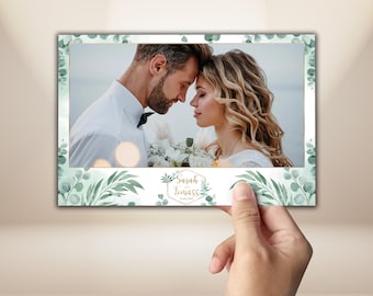 緑の蔓が這う、素朴でシックなフォトブーステンプレート。結婚式や
