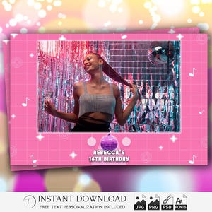 Può includere: Cornice per fotomaton rosa e bianca con un motivo a griglia e una grafica a palla da discoteca. Il testo "Rebecca's 16th Birthday" è in fondo alla cornice.