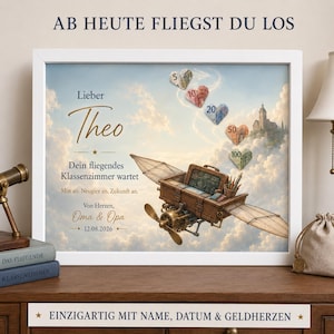 Peut inclure: Une impression encadrée montrant un ciel avec un avion en forme de bureau en bois, des billets en forme de cœur et du texte allemand incluant "Lieber Theo," "Dein fliegendes Klassenzimmer wartet," "Mut an, Neugier an, Zukunft an," et "Von Herzen, Oma & Opa."