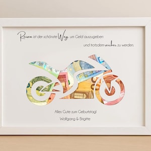 Puede incluir: Obra de arte enmarcada en blanco con una silueta de motocicleta llena de billetes de colores. El texto en alemán incluido es: "Reisen ist der schönste Weg, um Geld auszugeben und trotzdem reicher zu werden." y "Alles Gute zum Geburtstag, Wolfgang & Brigitte."