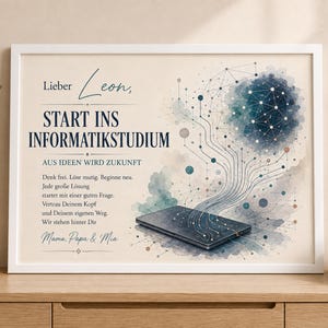 Könnte beinhalten: Ein gerahmtes Wandbild mit einem Laptop, von dem digitale Netzwerklinien zu einer kreisförmigen Datenkugel führen. Der Text lautet: Lieber Leon, START INS INFORMATIKSTUDIUM, AUS IDEEN WIRD ZUKUNFT, ergänzt durch motivierende Sätze.