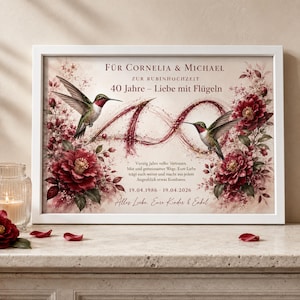 Könnte beinhalten: Ein gerahmter Druck mit zwei Kolibris, dunkelroten Blüten und dem Text: Für Cornelia & Michael, Zur Rubinhochzeit, 40 Jahre – Liebe mit Flügeln, Vierzig Jahre voller Vertrauen, 19.04.1986 - 19.04.2026, Alles Liebe, Eure Kinder & Enkel.