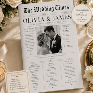 Könnte beinhalten: Eine personalisierte Hochzeitszeitung mit dem Titel The Wedding Times, die ein schwarz-weißes Foto eines Paares, einen Tagesablauf, ein Menü und eine Liste der Hochzeitsgesellschaft enthält. Eine separate Karte zeigt Personalisierungsoptionen.