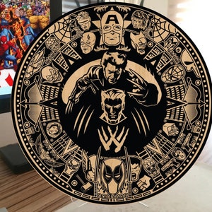 Op de afbeelding: Een rond houten wandkunstwerk met een zwart-wit ontwerp met een superheldenfiguur met klauwen. Het ontwerp bevat andere superheldenfiguren en symbolen rond de randen.
