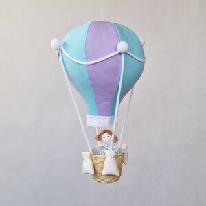 Globo aerostático morado y menta: decoración de habitación infantil con temática de viajes