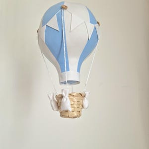 Niebieski i biały balon na ogrzane powietrze z miętowymi flagami, prezent na baby shower, motyw podróży, dekoracja pokoju dziecięcego, Heißluftballon