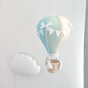 Decoración colorida con globos aerostáticos: tema de viaje para baby shower
