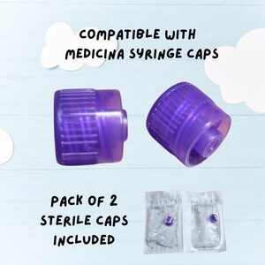 Pu&ograve; includere: Sono mostrati due tappi per siringhe viola traslucidi, con il testo "COMPATIBLE WITH MEDICINA SYRINGE CAPS" sopra. Il testo "PACK OF 2 STERILE CAPS INCLUDED" &egrave; sotto. Sono visibili anche due tappi sterili sigillati.