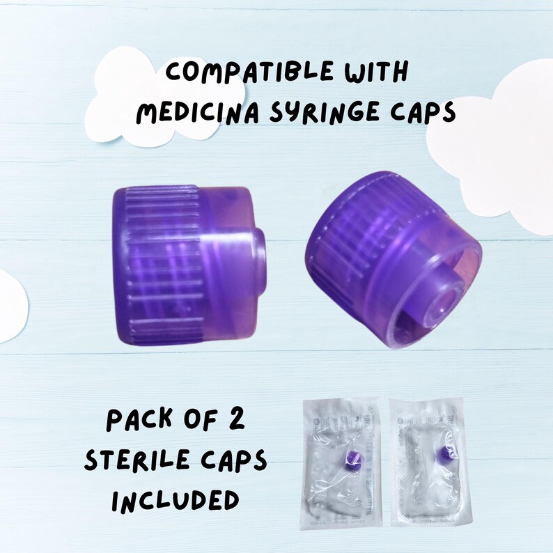 Pu&ograve; includere: Sono mostrati due tappi per siringhe viola traslucidi, con il testo "COMPATIBLE WITH MEDICINA SYRINGE CAPS" sopra. Il testo "PACK OF 2 STERILE CAPS INCLUDED" &egrave; sotto. Sono visibili anche due tappi sterili sigillati.