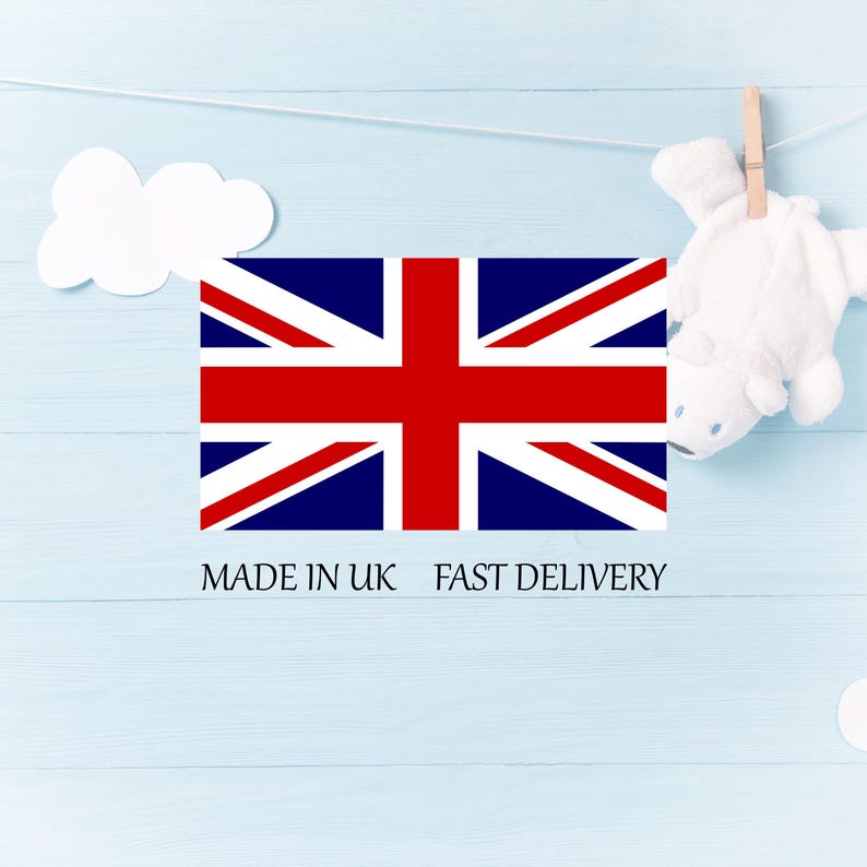 Pu&ograve; includere: Una bandiera Union Jack con strisce rosse e bianche e sfondo blu, con la scritta "MADE IN UK". Un orsacchiotto di peluche bianco &egrave; appeso a un filo. Una nuvola bianca si trova nell'angolo in alto a sinistra.