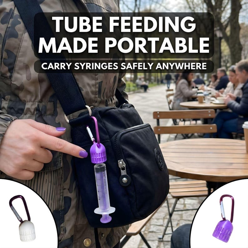 Pu&ograve; includere: Borsa a tracolla nera con un porta siringa viola e una siringa attaccata. Il testo dell'immagine recita "TUBE FEEDING MADE PORTABLE" e "CARRY SYRINGES SAFELY ANYWHERE".