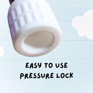 Pu&ograve; includere: Un oggetto cilindrico bianco con un bordo strutturato e un'apertura centrale. Il testo "EASY TO USE PRESSURE LOCK" &egrave; visualizzato in nero, in grassetto, sotto l'oggetto. Lo sfondo &egrave; azzurro.