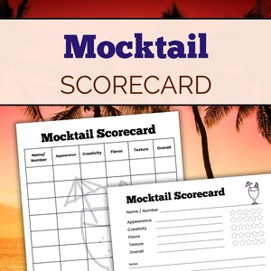 Könnte beinhalten: Zwei weiße "Mocktail Scorecard"-Blätter vor tropischem Hintergrund. Das obere Blatt hat ein Raster zur Bewertung von Aussehen, Kreativität, Geschmack, Textur und Gesamt. Das untere Blatt hat ein Sternbewertungssystem.