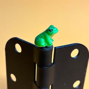 Frog Hinge Topper Figurine Door Charm Magnetic Hinge Head Decoration Gift for Fairycore Dopamine Decor Hide Seek Cottage Surprise Present
