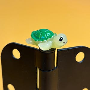 Sea Turtle Hinge Topper – Magnetic Coastal Decor Door Figurine for Ocean Lover
